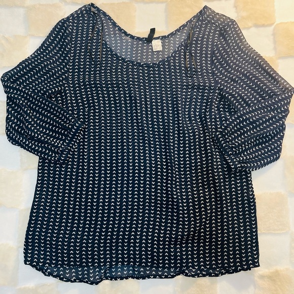 ‼️FINAL SALE MUST GO‼️✨H&M GORGEOUS LIGHTWEIGHT TOP SIZE “6”✨‎ - Picture 1 of 5